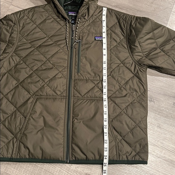 PATAGONIA | Women's Diamond Quilted Bomber Hoody - Picture 11 of 12